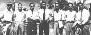 Photo prise en 1955 devant l'école de Police Nationale de Thuc Duc : Maître NGUYEN Lôc au centre et Maître LE Sang à sa gauche